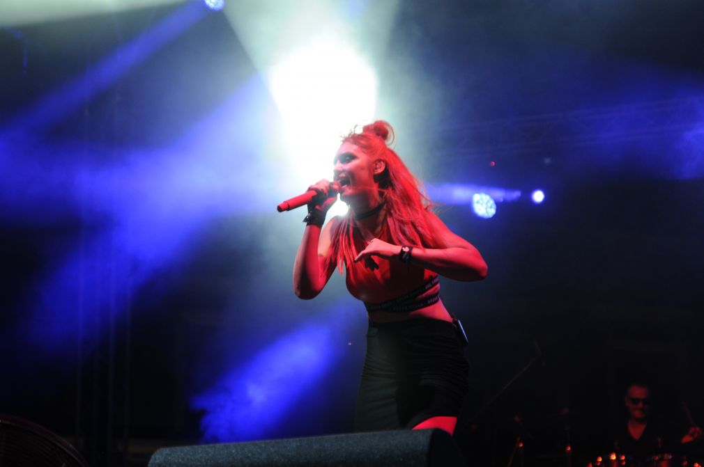 Już samo pojawienie się na scenie frontmanki zespołu – Joanny Lazer „Rudej” – spowodowało niesamowite ożywienie, foto: materiał redakcyjny